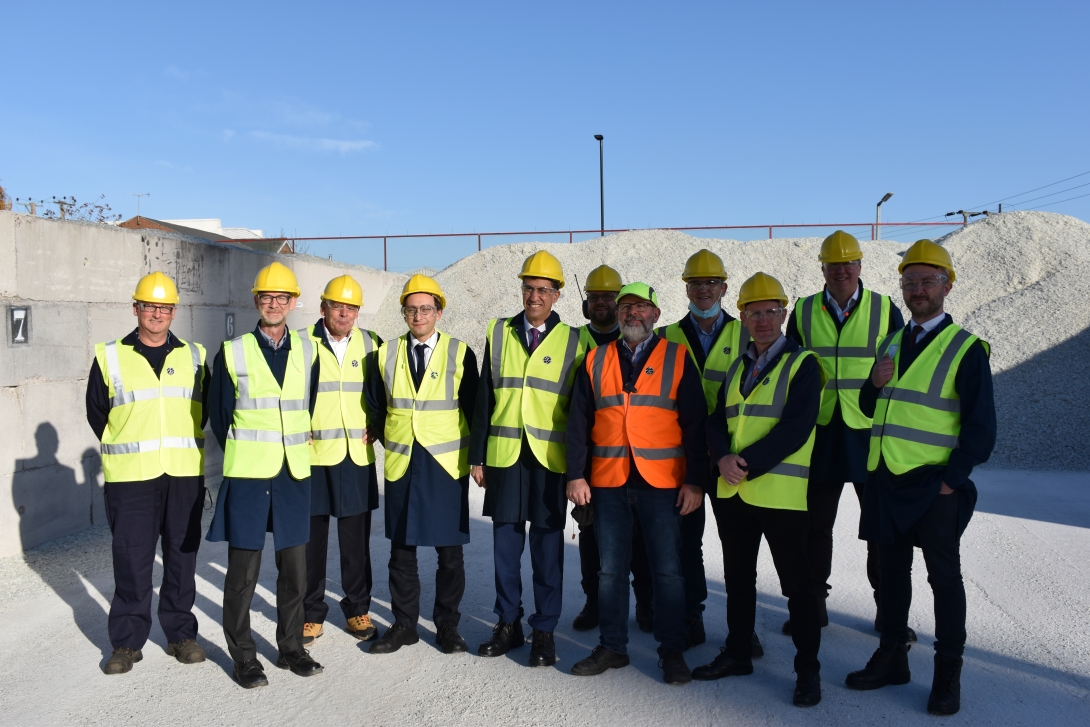 Rt Hon Ed Miliband, the Shadow Secretary of State for Business, Energy and Industrial Strategy (BEIS), with representatives from British Glass and Ardagh Glass Packaging