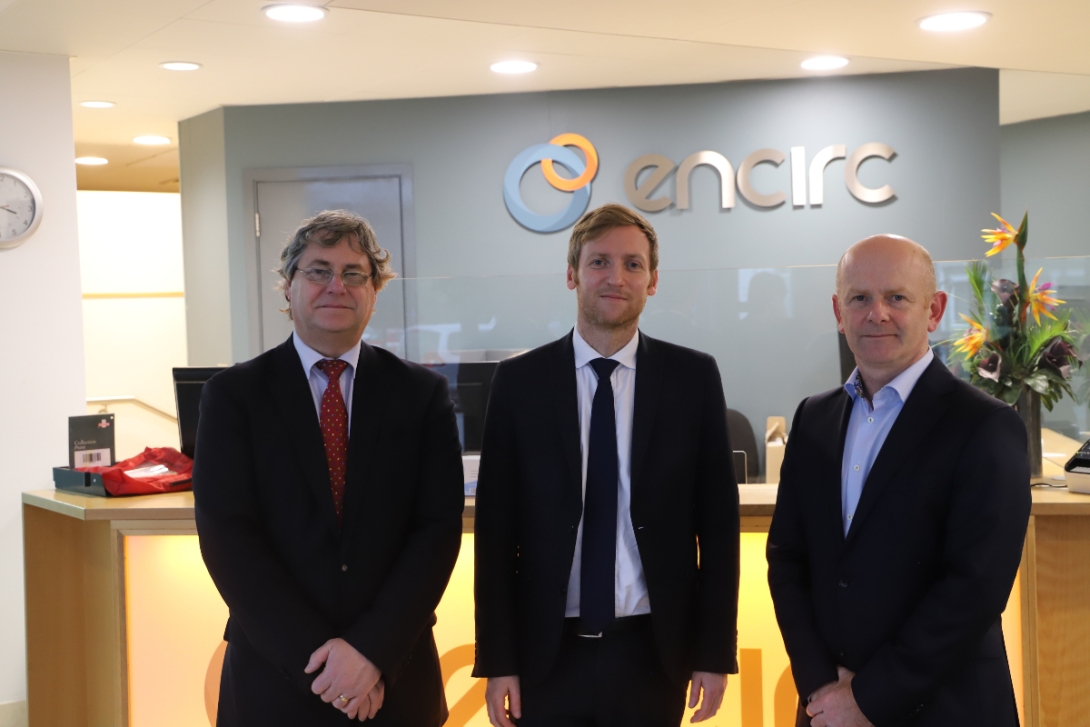 British Glass CEO Dave Dalton (L) with Business and Industry Minister, Lee Rowley MP (C) and Encirc Managing Director Adrian Curry (R)